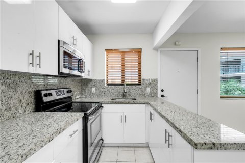 Condo in Miami, Florida, 1 bedroom  № 1365737 - photo 3