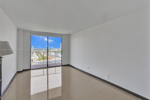 Condo in Sunny Isles Beach, Florida, 2 bedrooms  № 1365649 - photo 21