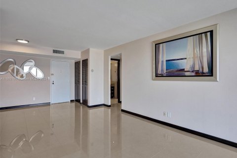 Condo in Sunny Isles Beach, Florida, 2 bedrooms  № 1365649 - photo 7