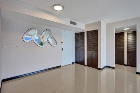 Condo in Sunny Isles Beach, Florida, 2 bedrooms  № 1365649 - photo 3