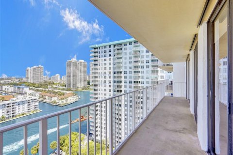 Condo in Sunny Isles Beach, Florida, 2 bedrooms  № 1365649 - photo 29