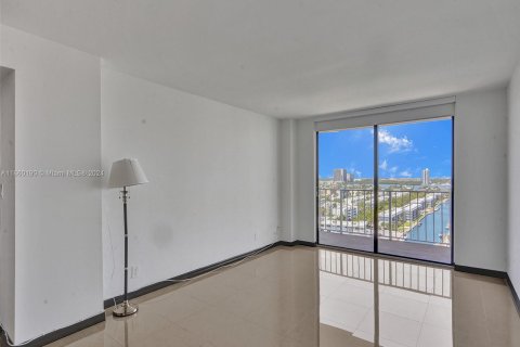 Condo in Sunny Isles Beach, Florida, 2 bedrooms  № 1365649 - photo 22