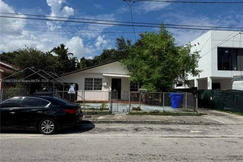 Propiedad comercial en venta en Miami, Florida, 263.75 m2 № 1369259 - foto 1