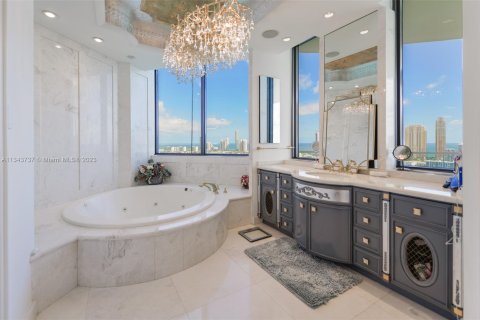 Copropriété à vendre à Aventura, Floride: 3 chambres, 409.7 m2 № 340563 - photo 23