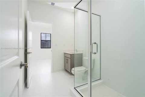 Casa en venta en Miami, Florida, 5 dormitorios № 1365520 - foto 19