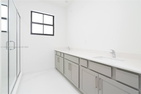 Casa en venta en Miami, Florida, 5 dormitorios № 1365520 - foto 17