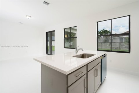 House in Miami, Florida 5 bedrooms № 1365520 - photo 12