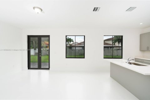 House in Miami, Florida 5 bedrooms № 1365520 - photo 9