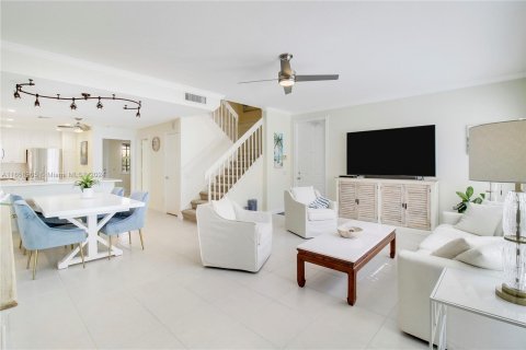 Townhouse in Palm Beach Gardens, Florida 4 bedrooms, 175.59 sq.m. № 1365521 - photo 3