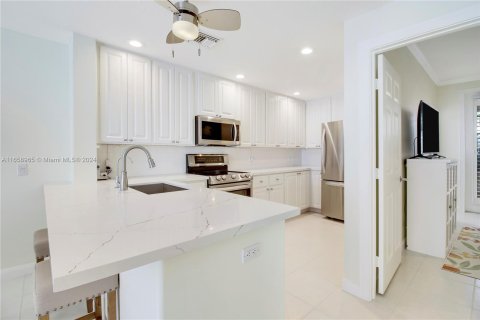 Townhouse in Palm Beach Gardens, Florida 4 bedrooms, 175.59 sq.m. № 1365521 - photo 8