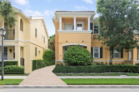 Townhouse in Palm Beach Gardens, Florida 4 bedrooms, 175.59 sq.m. № 1365521 - photo 1