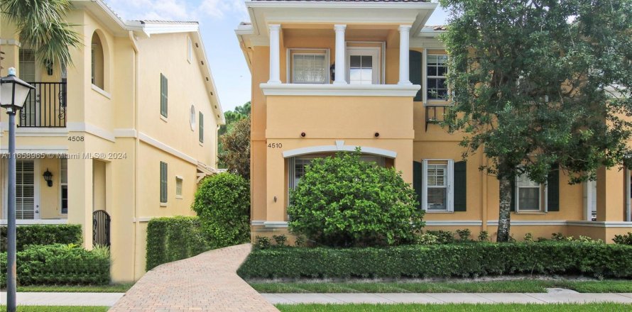 Townhouse in Palm Beach Gardens, Florida 4 bedrooms, 175.59 sq.m. № 1365521