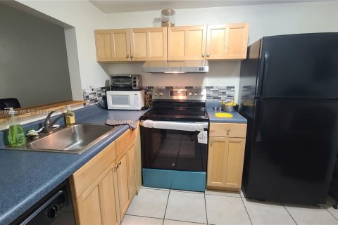 Condo in Miami, Florida, 1 bedroom  № 1365519 - photo 2