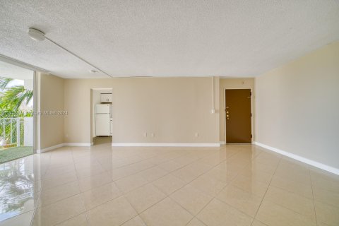 Condo in Miami, Florida, 2 bedrooms  № 1128724 - photo 9