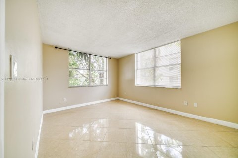 Condo in Miami, Florida, 2 bedrooms  № 1128724 - photo 4