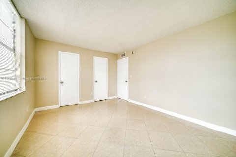 Condo in Miami, Florida, 2 bedrooms  № 1128724 - photo 5