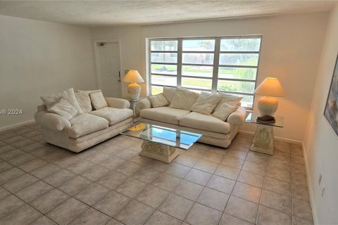 Villa ou maison à vendre à Pembroke Pines, Floride: 3 chambres, 146.6 m2 № 1389950 - photo 2