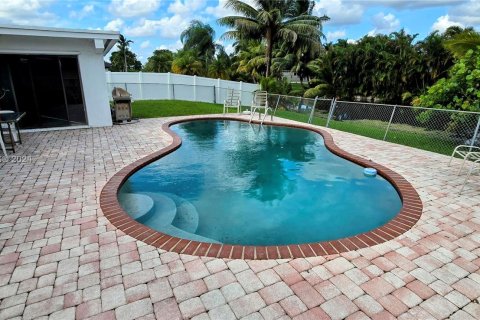 Villa ou maison à vendre à Pembroke Pines, Floride: 3 chambres, 146.6 m2 № 1389950 - photo 16