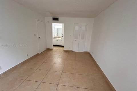 Condo in Sunny Isles Beach, Florida, 1 bedroom  № 1390084 - photo 24