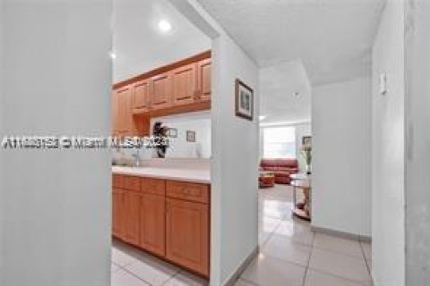 Condominio en venta en Hialeah, Florida, 2 dormitorios, 92.53 m2 № 1438332 - foto 4