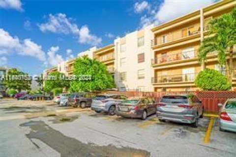 Condominio en venta en Hialeah, Florida, 2 dormitorios, 92.53 m2 № 1438332 - foto 2