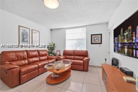 Condominio en venta en Hialeah, Florida, 2 dormitorios, 92.53 m2 № 1438332 - foto 6