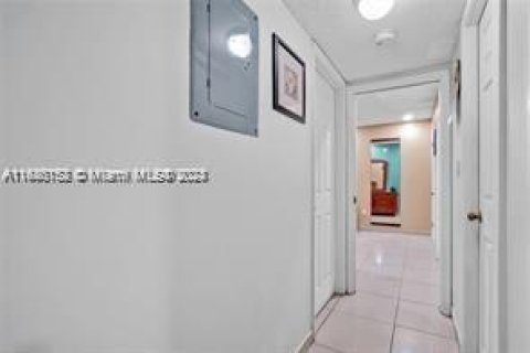 Condominio en venta en Hialeah, Florida, 2 dormitorios, 92.53 m2 № 1438332 - foto 11