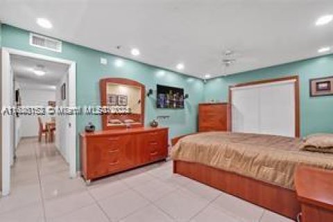 Condominio en venta en Hialeah, Florida, 2 dormitorios, 92.53 m2 № 1438332 - foto 14