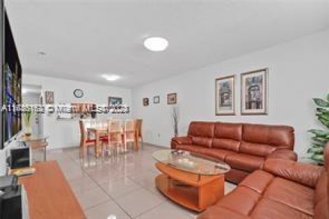 Condominio en venta en Hialeah, Florida, 2 dormitorios, 92.53 m2 № 1438332 - foto 9