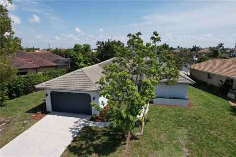 House in Punta Gorda, Florida 3 bedrooms, 142.79 sq.m. № 1084661 - photo 4