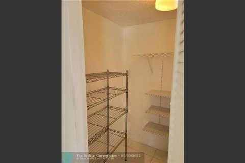 Condo in Lauderhill, Florida, 2 bedrooms  № 627340 - photo 7