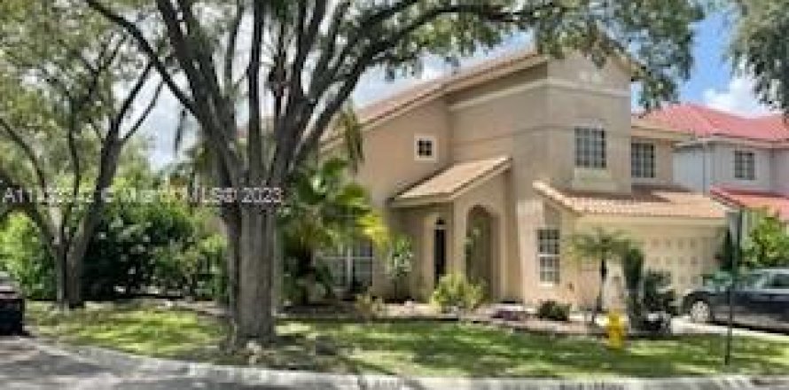 House in Coral Springs, Florida 4 bedrooms, 216.83 sq.m. № 1235864