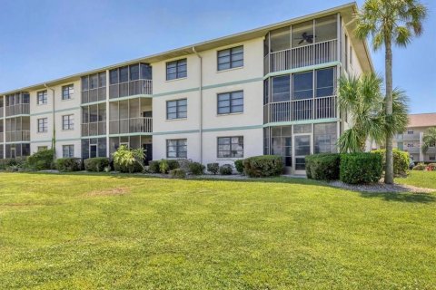 Copropriété à vendre à Punta Gorda, Floride: 2 chambres, 107.12 m2 № 1004176 - photo 2