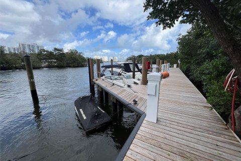 Condo in North Miami Beach, Florida, 3 bedrooms  № 1365896 - photo 26