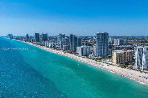 Condo in Hollywood, Florida, 1 bedroom  № 1365851 - photo 20