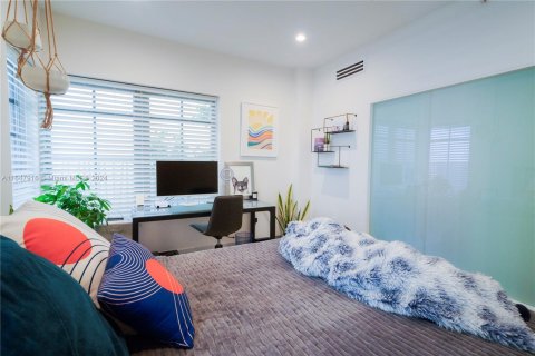 Condo in Miami Beach, Florida, 1 bedroom  № 1330730 - photo 12