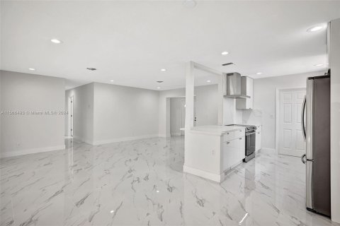 Casa en venta en Fort Lauderdale, Florida, 3 dormitorios, 156.17 m2 № 1116385 - foto 5