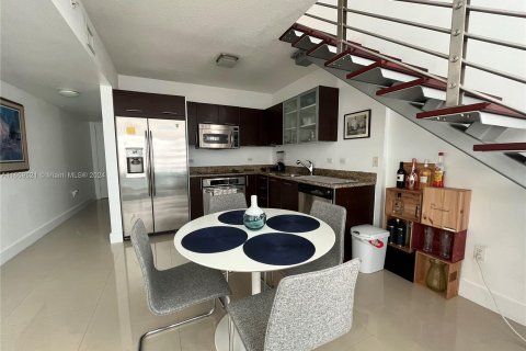 Condominio en alquiler en Miami, Florida, 1 dormitorio, 91.69 m2 № 1364235 - foto 3