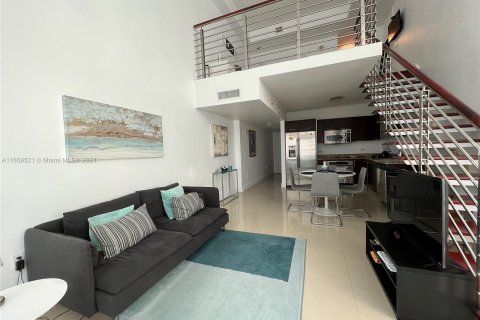 Condominio en alquiler en Miami, Florida, 1 dormitorio, 91.69 m2 № 1364235 - foto 1