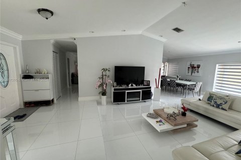 Casa en venta en Hialeah, Florida, 3 dormitorios, 178.84 m2 № 1362172 - foto 1