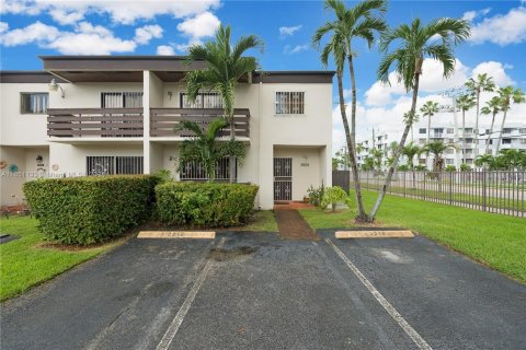 Adosado en venta en Miami, Florida, 3 dormitorios, 151.06 m2 № 1333276 - foto 1