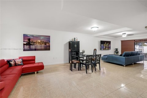 Townhouse in Miami, Florida 3 bedrooms, 151.06 sq.m. № 1333276 - photo 8