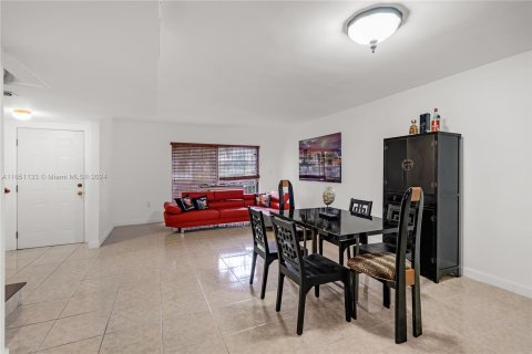 Adosado en venta en Miami, Florida, 3 dormitorios, 151.06 m2 № 1333276 - foto 12