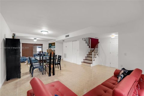 Adosado en venta en Miami, Florida, 3 dormitorios, 151.06 m2 № 1333276 - foto 9