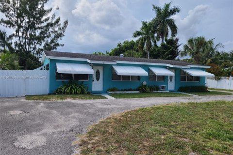 Villa ou maison à louer à West Palm Beach, Floride: 3 chambres, 122.07 m2 № 1364236 - photo 1