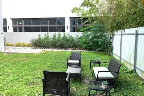 Propiedad comercial en venta en Miami, Florida, 274.8 m2 № 5697 - foto 11