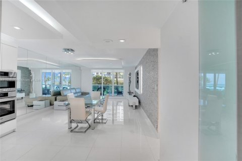 Condo in Miami Beach, Florida, 1 bedroom  № 571205 - photo 3