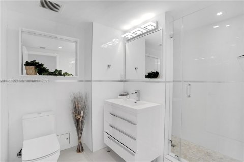 Condo in Miami Beach, Florida, 1 bedroom  № 571205 - photo 12