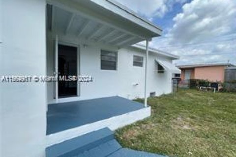 House in Opa-locka, Florida 3 bedrooms, 112.5 sq.m. № 1101532 - photo 30