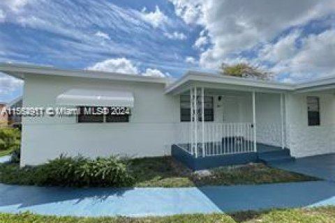 House in Opa-locka, Florida 3 bedrooms, 112.5 sq.m. № 1101532 - photo 1